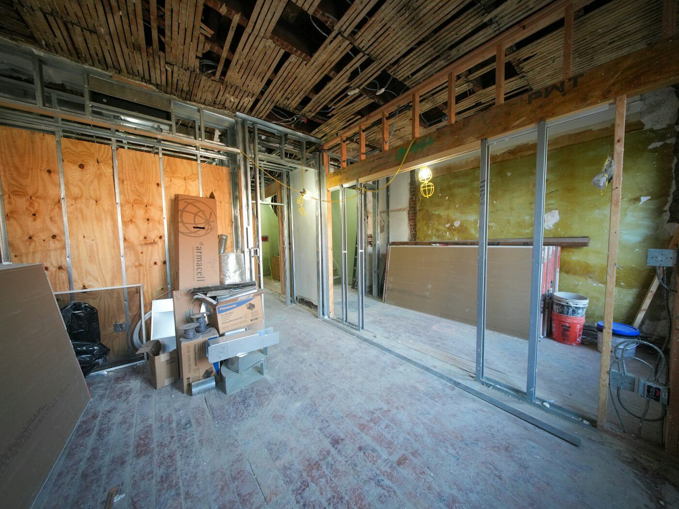 Trockenbau in einer Wohnung – Metallständerwerk mit Gipskartonplatten